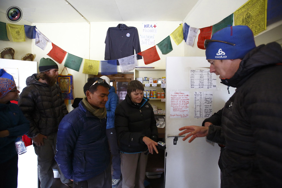 Туристы проверяют свой уровень кислородного насыщения в станции Гималайской ассоциации спасателей Непала в Пхериче. Высота над уровнем моря - 4000 метров. (NAVESH CHITRAKAR/REUTERS)