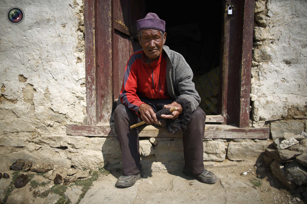 Шерпа сидит возле своего дома в посёлке Намче-Базар в районе Кхумбу в Непале. (NAVESH CHITRAKAR/REUTERS)