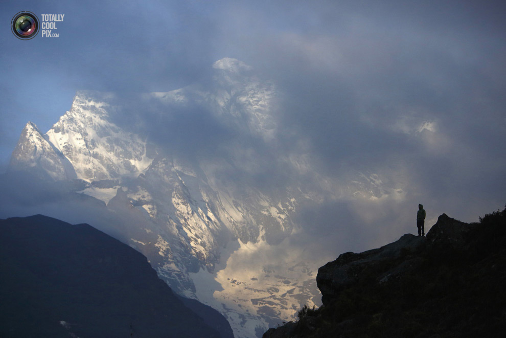 Носильщик возле горы Конгде в районе Кхумбу, Непал. (NAVESH CHITRAKAR/REUTERS)