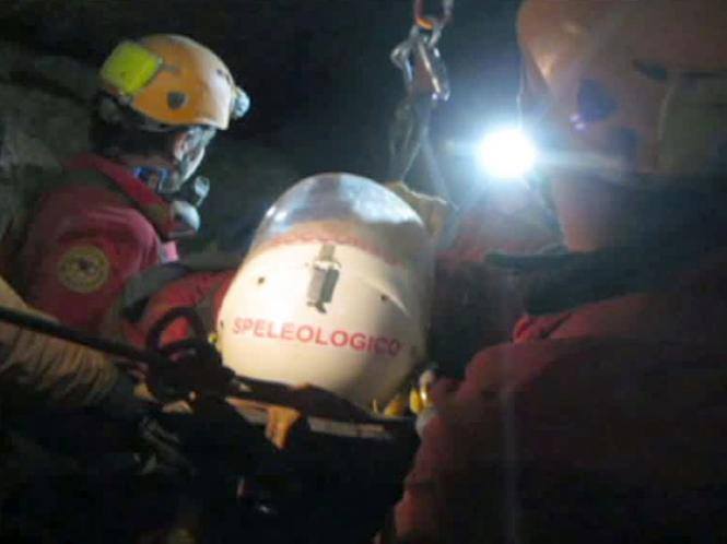  Спасательная команда смогла преодолеть самый тяжелый из оставшихся участков пещеры - 180 метровый вертикальный колодец