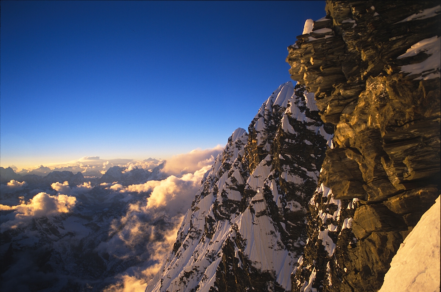 Последние лучи солнца на Южной стене Нупцзе, высота около 7700 м.
