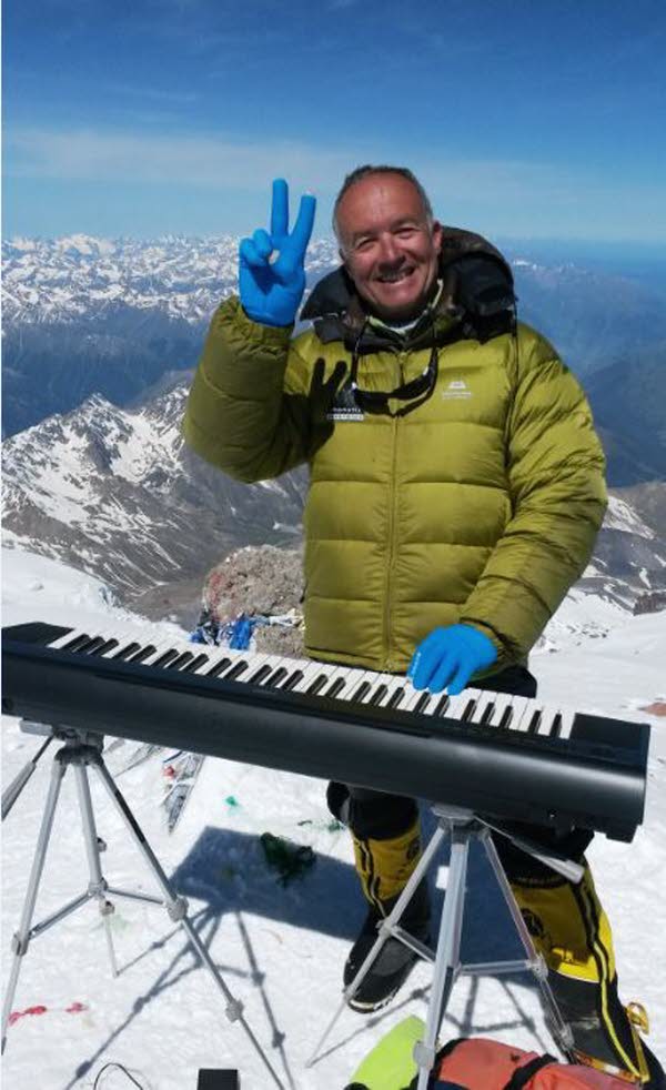 Филипп Жени (Philippe Génin) начал свой концерт, стоя на высшей точке Европы - пятитысячнике Эльбрус (5642 м)
