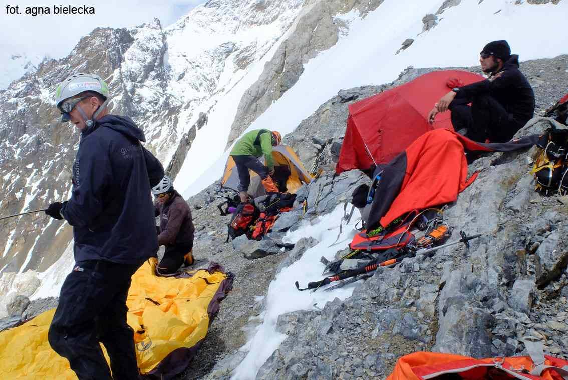 Первый высотный лагерь на Броуд-Пик. Польская команда с руководителем экспедиции: Ежи Натканськи (Jerzy Natkański) 