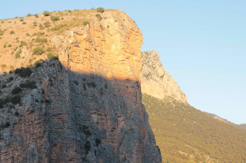 Прыжок Козы: на переднем плане не очень хоженые скалы, а вот на заднем огромная зона мультипитчей разной сложности