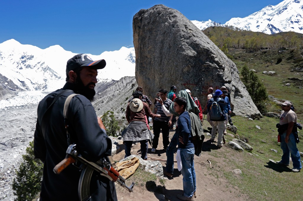 После нападения террористов на базовый лагерь альпинистов в прошлом, 2013 году, теперь туристические группы в горах Пакистана сопровождают вооруженные военные