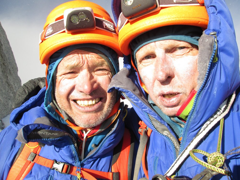 Малькольм Басс (Malcolm Bass) и Саймон Йерзли (Simon Yearsley) на высшей точке своего маршрута на юго-западном контрфорсе горы Джанахут (Janahut, 6805 м)