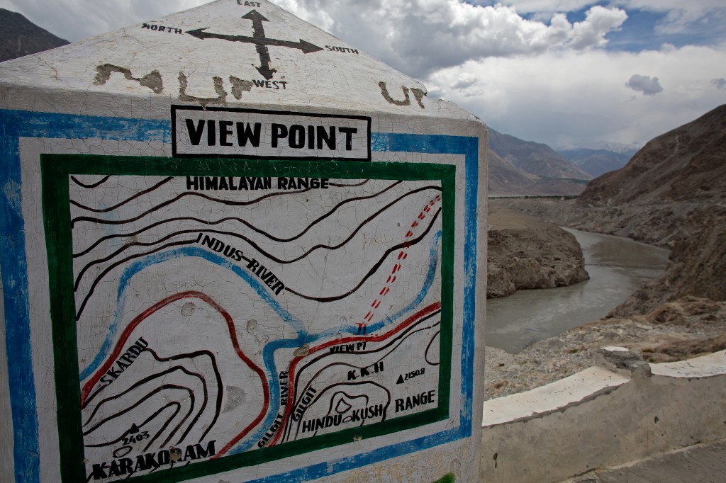 Обзорная точка. Здесь можно наблюдать слияние рек Инд и Джилджит, место где встречаются горы Гималаев и Гиндукуша