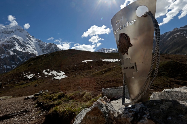 Гора Нангапарбат была давно известна как одно из самых опасных мест в мире для альпинистов, но несмотря на это, сильнейшие альпинисты не испугались ее опасных склонов и с каждым годом приезжали к этой вершине.  У ее подножия стоит мемориальный знак в память о итальянском альпинисте Карле Унтеркирхере, покрителе Эвереста и К2, погибшего в 2008 году при попытке восхождения на Нангапарбат.
