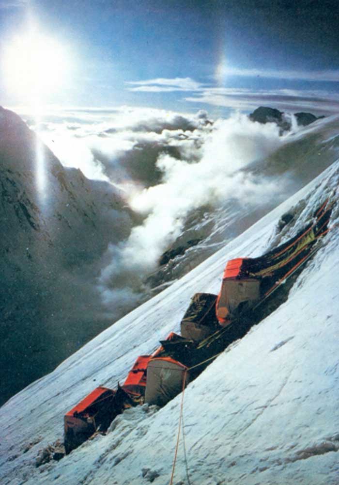 1975 год. Эверест. Маршрут по юго-западной стене Криса Бонингтона. Один из высотных лагерей