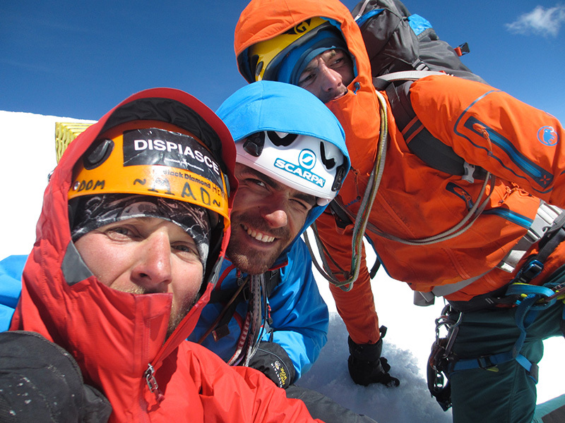  Тито Арози (Tito Arosi), Саро Коста (Saro Costa) и Лука Валлата (Luca Vallata) на вершине маршрута "El malefico Sefkow" 