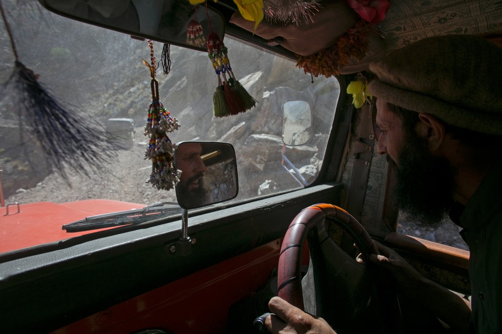 Водитель джипа следит за поворотами на узкой горной тропе. Водитель переходит след в Нанга Парбат. Местные жители называют эту дорогу к базовому лагерю Нангапарбат "самой опасной дорогой в мире."