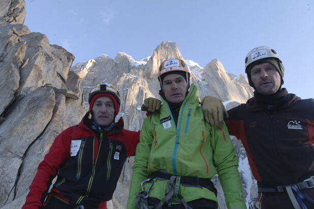 Alberto Iñurrategi, Juan Vallejo и Mikel Zabala на фоне Южной стены горы Paiju Peak. 2014 год 