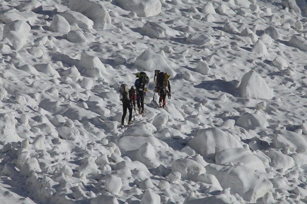  Alberto Iñurrategi, Juan Vallejo и Mikel Zabala переход к второму высотному лагерю на Южной стене горы Paiju Peak. 2014 год
