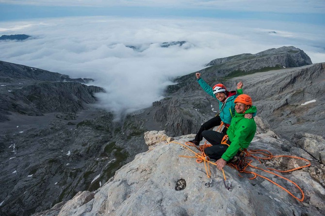 Нина Капрез (Nina Caprez) и Седрик Лачат (Cédric Lachat) на вершине маршрута "Orbayu"