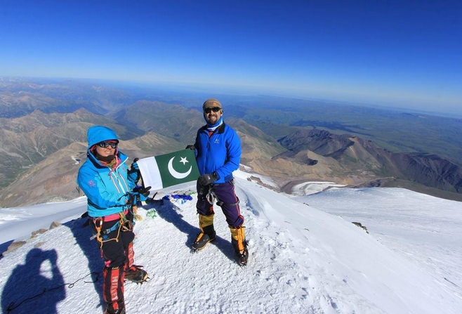Самина Бейг (Samina Baig) и ее брат Мирза Али (Mirza Ali)  на вершине Эльбруса. 24 июля 2014 года