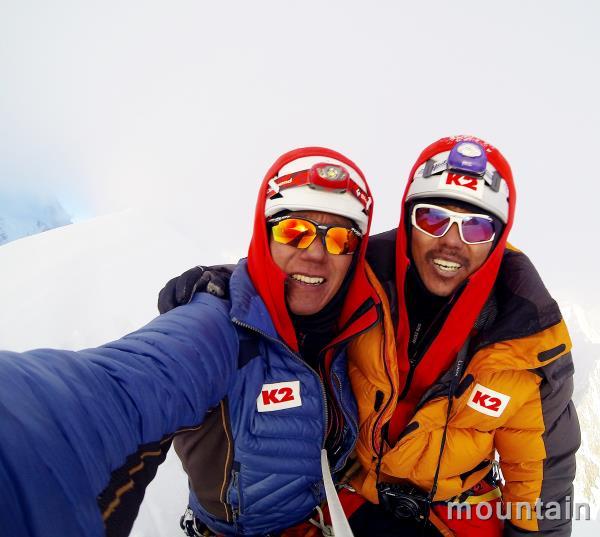 Ан Чи Йонг (An Chi Young) - капитан команды и Сеонг Накйонг (Seong Nakjong) на вершине пика Гашербрум V (Gasherbrum V, 7147 м) 27 июля 2014 года