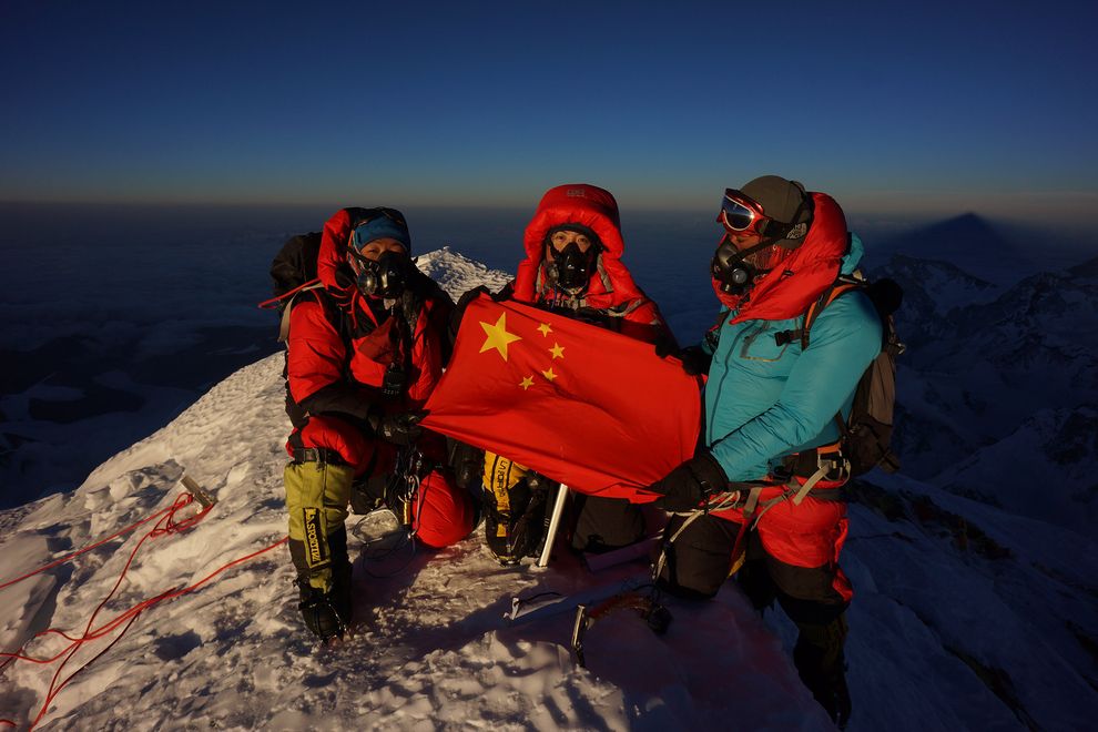 Ван Цзин (Wang Jing) на вершине Эвереста 23 мая 2014 года