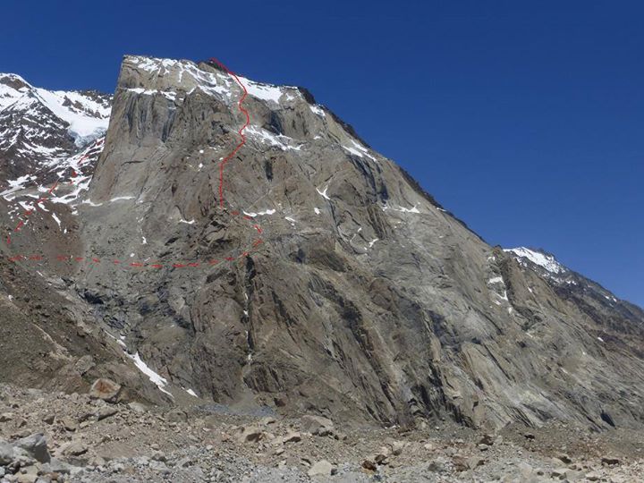 Линия маршрута "Tempesta nocturna" (700 м, 6b) на вершину Юн Ри (Yun Ri)