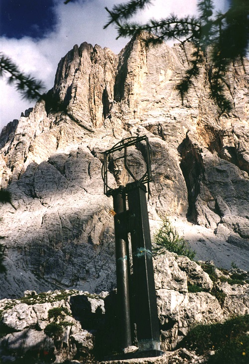 Памятник М.Хергиани под Су-Альто. Фото С.Пугачева (2002г.)