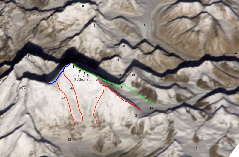 Существующие маршруты на Восточной стороне Эвереста (стена Кангшунг - Kangshung Face) - Зеленым цветом отмечен маршрут Мэллори и Ирвина по Северной стороне, синим цветом - стандартный маршрут восхождения по Южной стороне горы