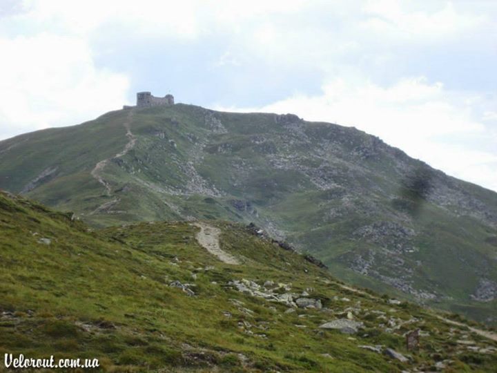 Разрушенная обсерватория на вершине Поп Иван