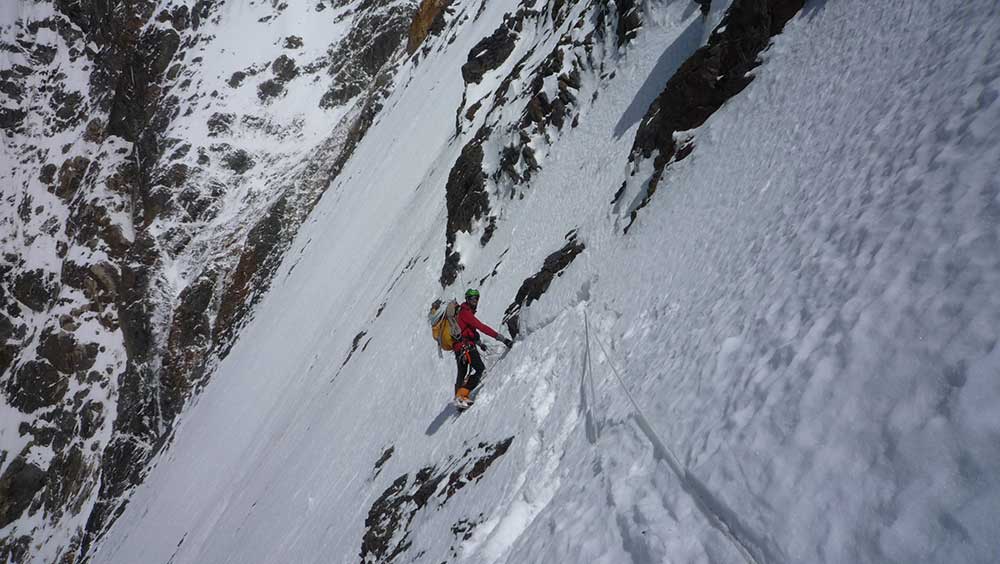 К2. Фабрицио Зангрилли (Fabrizio Zangrilli) на провеске веревок на высоте 6200 метров