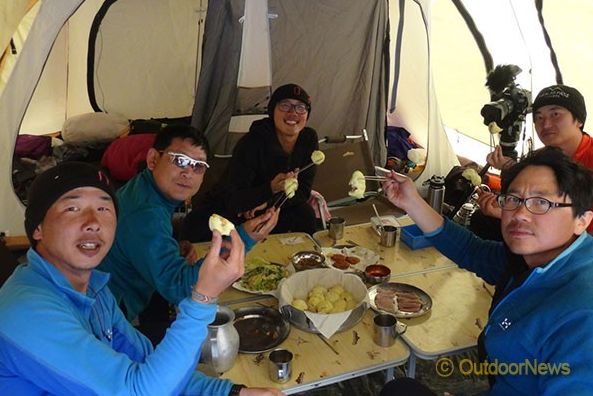 Корейская команда в базовом лагере Лхоцзе