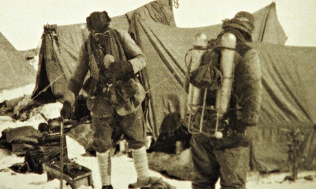 Джордж Мэллори и Эндрю Ирвин в базовом лагере экспедиции на Эверест в 1922 году