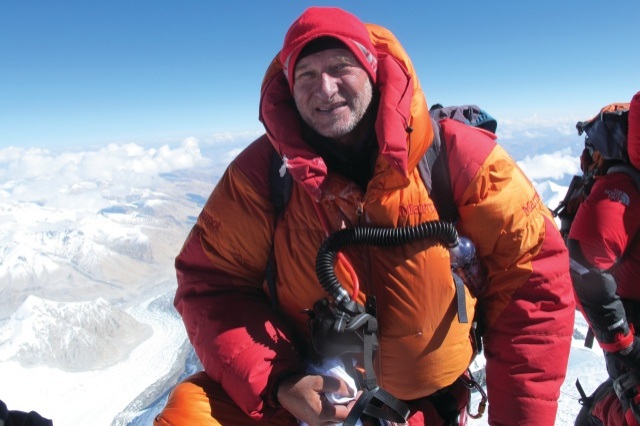 Дэвид Хемплеман-Адамс (David Hempleman-Adams)  на вершине Эвереста: май 2011