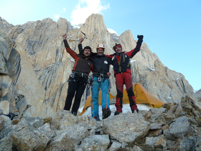 Альберто Инурратеги (Alberto Iñurrategi), Хуан Вальехо (Juan Vallejo) и Микель Забальза (Mikel Zabalza) у основания Южной стены Пайджу Пик (Paiju Peak)