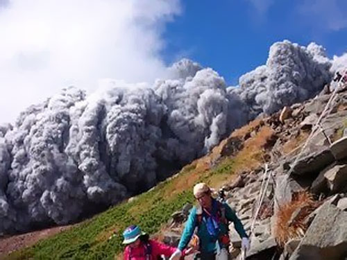 Неожиданное извержение застало врасплох более 200 альпинистов и туристов, находившихся в момент его начала в районе вулкана