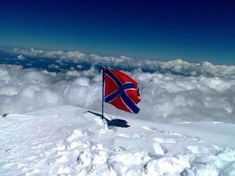  флаг ДНР и ЛНР на вершине Эльбруса