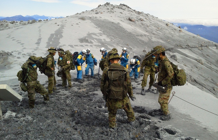 спасатели на склоне вулкана Онтакэ