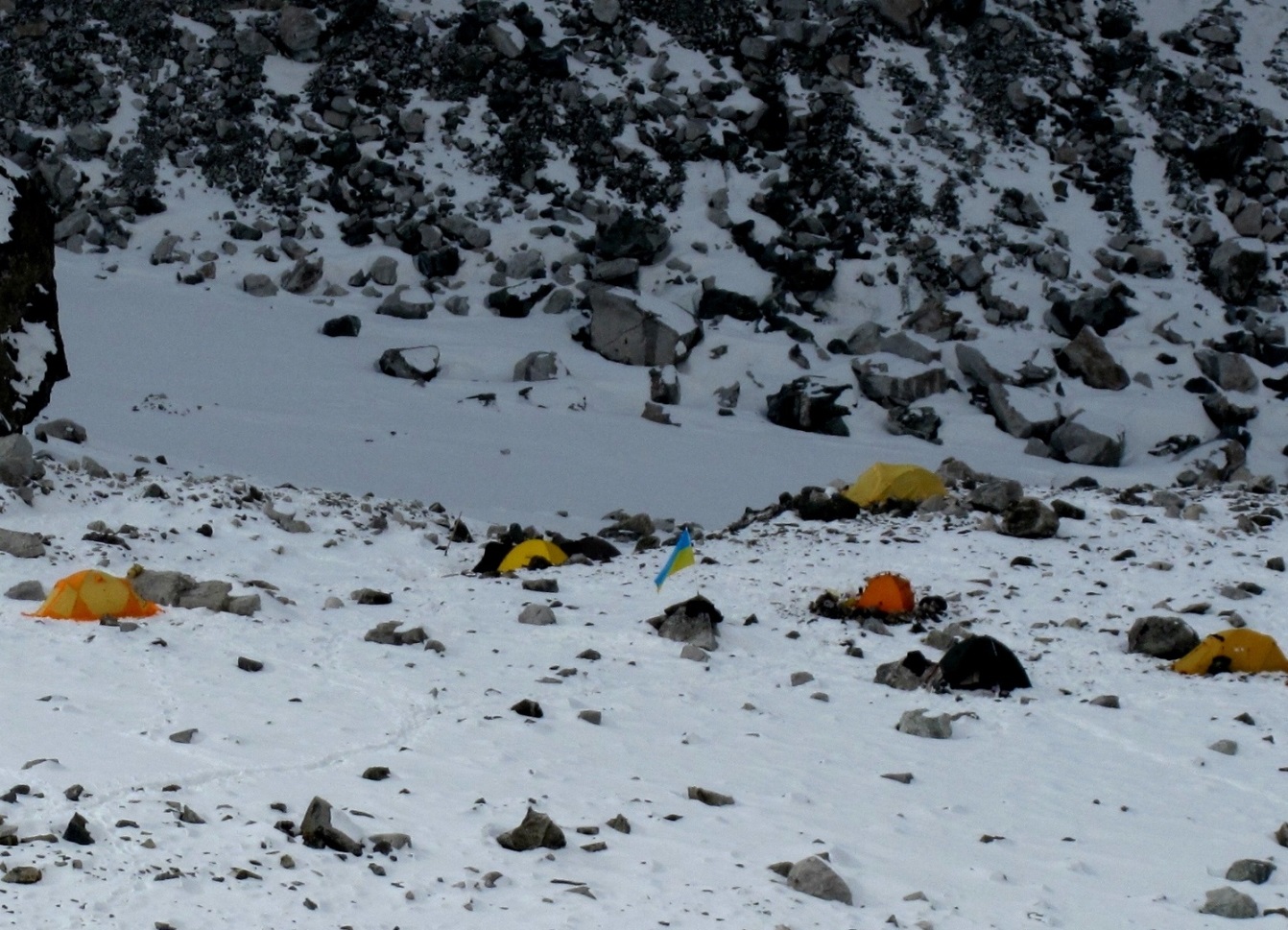 2-й лагерь на средней морене ледника Нахажбита.