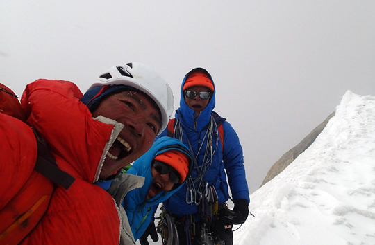  На вершине пика Бадал (Badal Peak, 6100 метров): Рио Масумото (Ryo Masumoto), Такааки Нагато (Takaaki Nagato) и Катцутака Йокояма (Katsutaka "Jumbo" Yokoyama) 