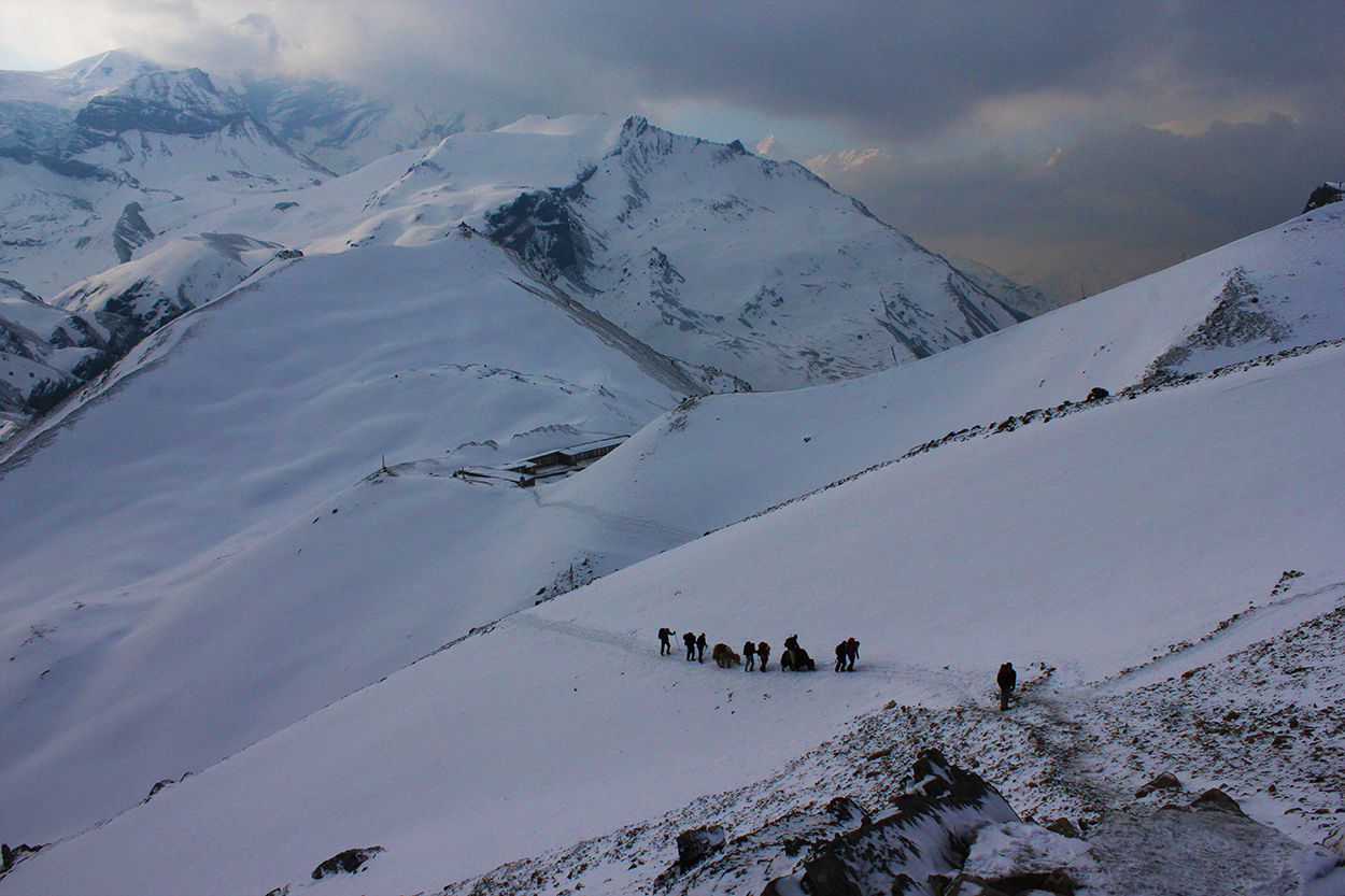 Восхождение туристической группы к перевалу Thorong La Pass