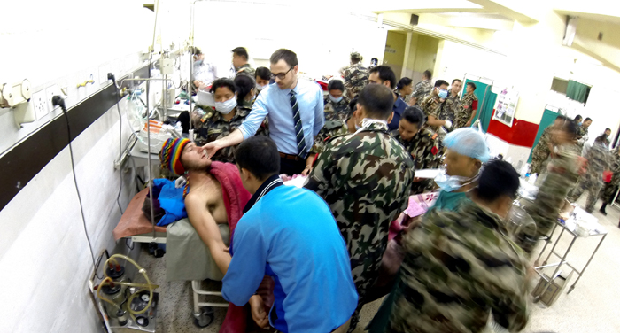 В одном из армейских госпиталей Непала борются за жизнь иностранных туристов