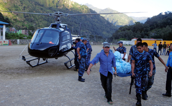 Перевозка тел погибших туристов в горах Непала