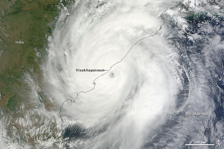 циклон Худхуд на спутниковых снимках