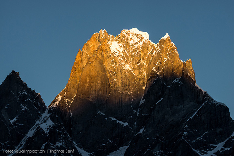 Киштвар Шивлинг (Kishtwar Shivling) высотой 5935 м. Новый маршрут швейцарцы проложили на восточную вершину высотой 5895 м 