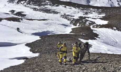 Перевозка тел погибших туристов в горах Непала