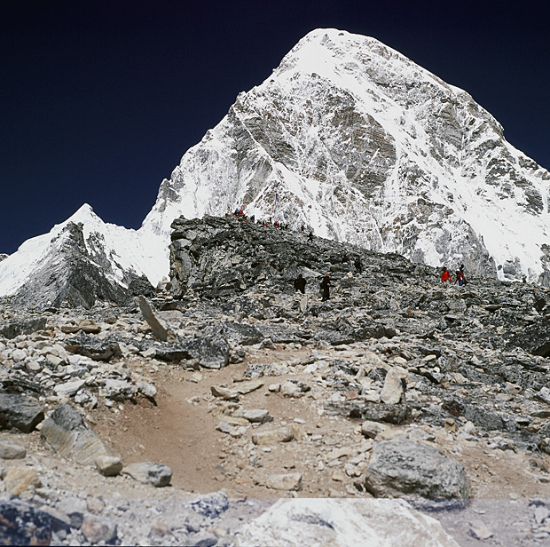 альпинисты на вершине Кала-Патхар (Kala Patthar) высотой 5643 метра в Непале