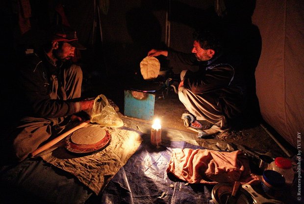 Шукрулла Байг готовит лепешки-чапати в деревне Асколе на горном хребте Каракорум. Фото: Reuters / Wolfgang Rattay