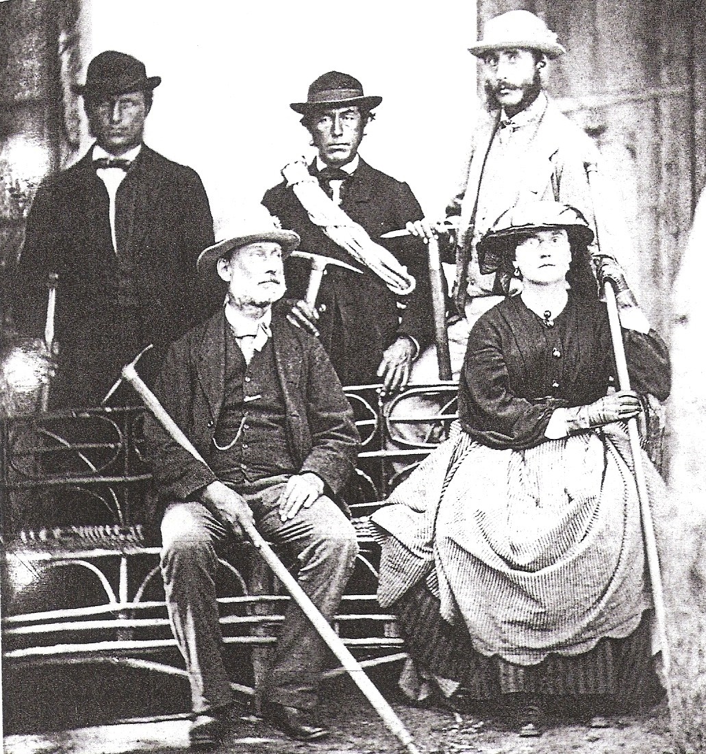 Люси Уолкер (Lucy Walker) и ее отец Фрэнк (нижний ряд). Верхний ряд: Неизвестный, Melchior Anderegg, и Adolphus Warburton Moore. 