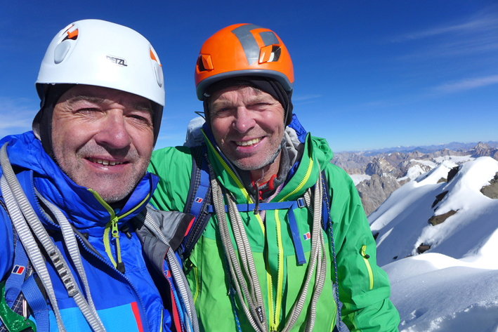 Пол Рамсден (Paul Ramsden), слева и Мик Фаулер (Mick Fowler) на вершине горы Киштвар Кайлаш (Kishtwar Kailash, 6444 м) в Индийских Гималаях