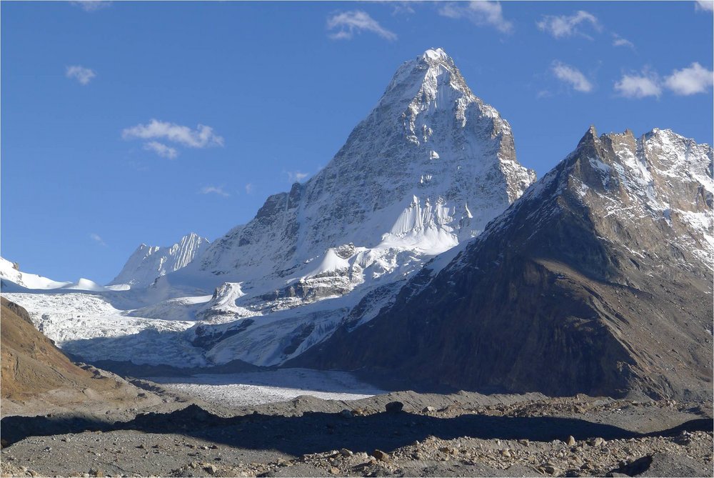 Вид на Хагшу Пик (Hagshu Peak, 6515 м, Восточный Киштвар, Индия) 