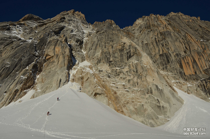 Международная команда альпинистов впервые покорила пик "Корона" (Crown peak) в Китае