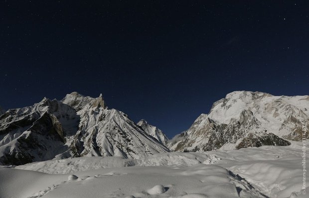 Горные вершины Чогори (К2) и Броуд-Пик (К3). Это самые высокие вершины в мире после Эвереста (Джомолунгмы): высота К2 – 8 611 метров, К3 – 8 051 метров. Фото: Reuters / Wolfgang Rattay