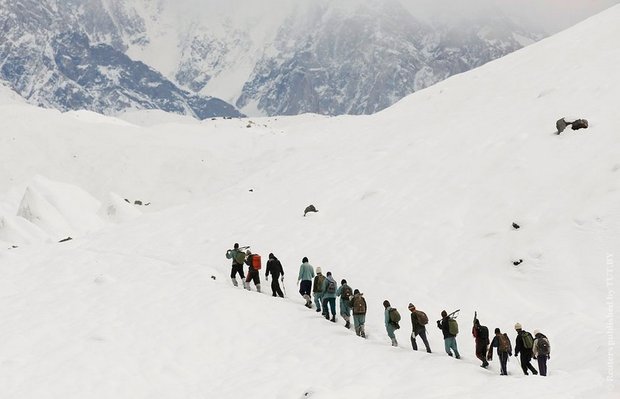Пакистанские солдаты поднимаются в горы рядом с треком к базовому лагерю Чогори. Фото: Reuters / Wolfgang Rattay