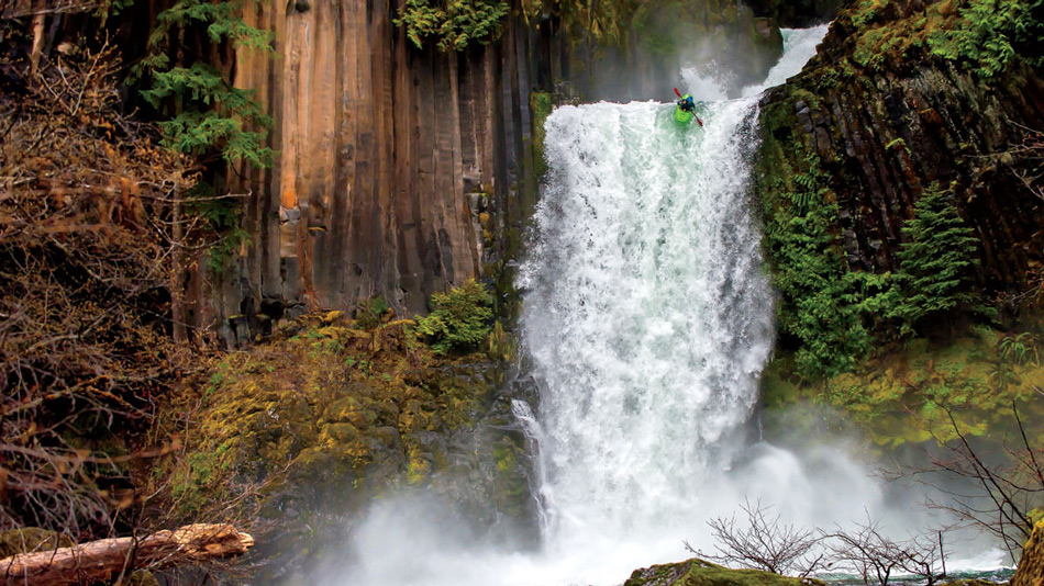 Канадская байдарочница Катрина ван Вийк сплавляется с 25-метрового водопада Токети на реке Северная Умпкуа в штате Орегон, США. (Фото: Чарли Мунзи)